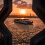 Прогулочный теплоход на Босфоре во время заката в Стамбуле