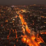 Ночной вид на Стамбул с огнями города и мостом через Босфор