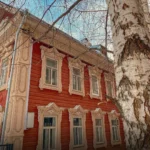 Исторический деревянный дом на улице Калинина в Казани