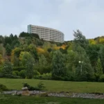 Санаторий «Заря» в Кисловодске на фоне горного леса