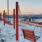 Качели на набережной Нижнего Новгорода зимой