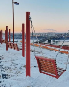 Качели на набережной Нижнего Новгорода зимой